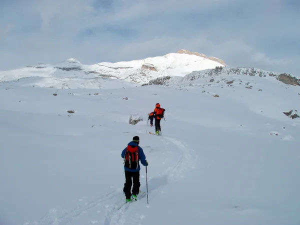 Kışın Alplerdeki Bir Dağda Kayak Turu — Stok fotoğraf