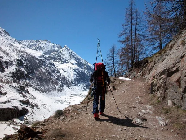 Tour Esquí Invierno Una Montaña Los Alpes — Foto de Stock