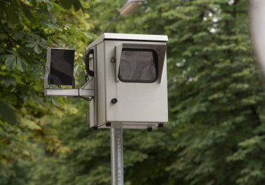 Yol ve araç trafiğinde hız ölçümü için trafik radarı