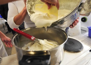 Pasta hamurunu elle karıştırmak, mutfakta tatlı pişirmek.