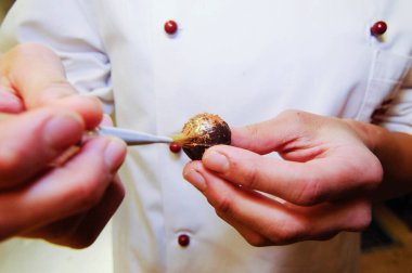 Şekerleme, tatlı ürünler ve hamur işlerinde pralin üretimi.