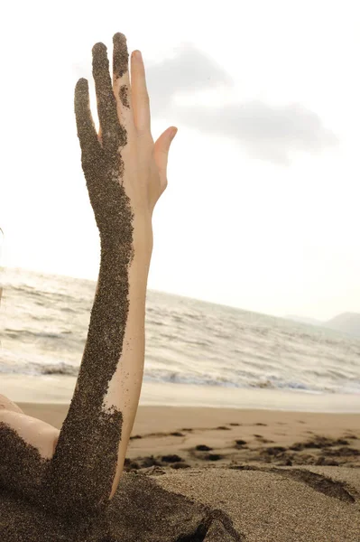 Arm Och Hand Halv Täckt Sand Stranden — Stockfoto
