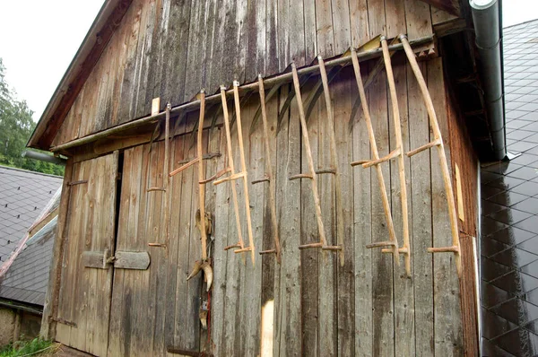 Scythes Κρέμονται Μπροστά Από Μια Παλιά Αγροικία — Φωτογραφία Αρχείου