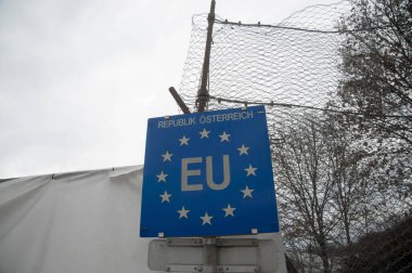 Avusturya Avrupa Birliği bayrağı ve AB 'yi temsil eden sarı yıldızlı mavi bayrak