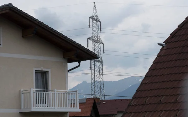 住宅街の電磁界による電気スモッグの危険性 — ストック写真