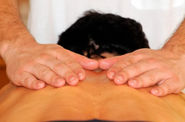Hautkontakt Während Einer Rückenmassage Gesundheits Und Wellness Behandlung — Stockfoto