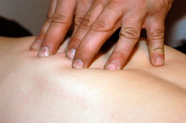 Contato Com Pele Durante Uma Massagem Nas Costas Procedimento Saúde — Fotografia de Stock