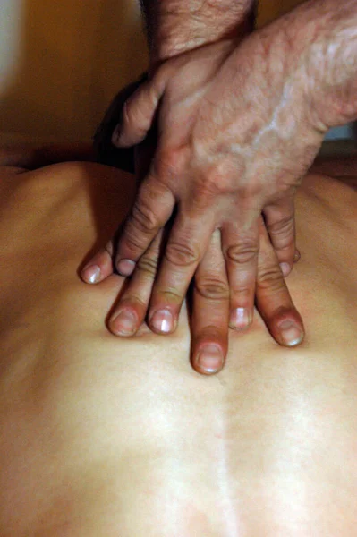 Contato Com Pele Durante Uma Massagem Nas Costas Procedimento Saúde — Fotografia de Stock