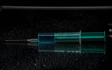 Aşı için bir şırınga. Hastalıklardan korunmak ve tedavi edilmek için.