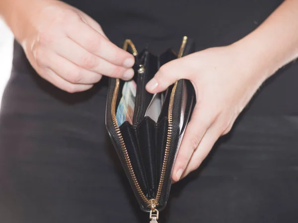 Μια Γυναίκα Που Ανοίγει Την Τσάντα Της Επειδή Έβγαλε Λεφτά — Φωτογραφία Αρχείου