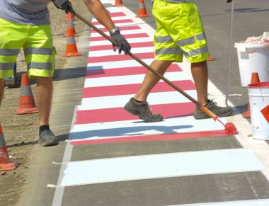 Yaya geçidi, sokakta yaya güvenliği için bir yol işareti.