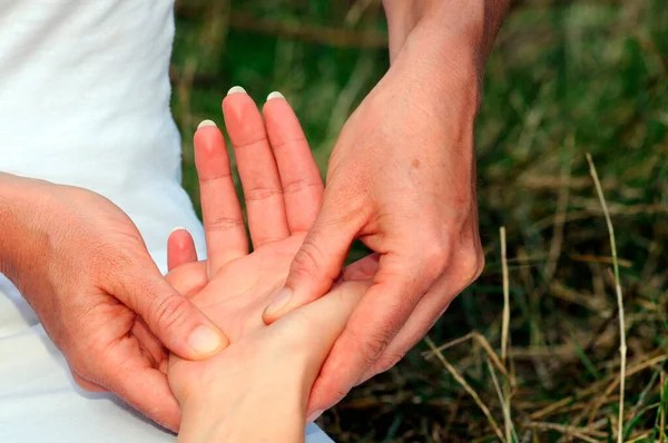 Ένα Μασάζ Shiatsu Του Χεριού Διαδικασία Υγείας Και Ευεξίας — Φωτογραφία Αρχείου