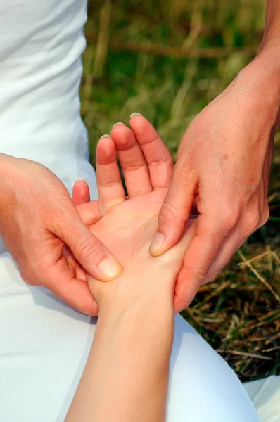 Ένα Μασάζ Shiatsu Του Χεριού Διαδικασία Υγείας Και Ευεξίας — Φωτογραφία Αρχείου