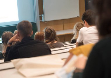 Üniversitede ders veren öğrenciler, eğitim ve bilgi transferi