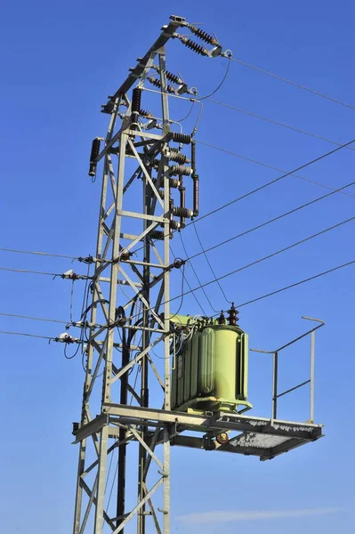 送電網と電力供給の一部としての電力変圧器 — ストック写真