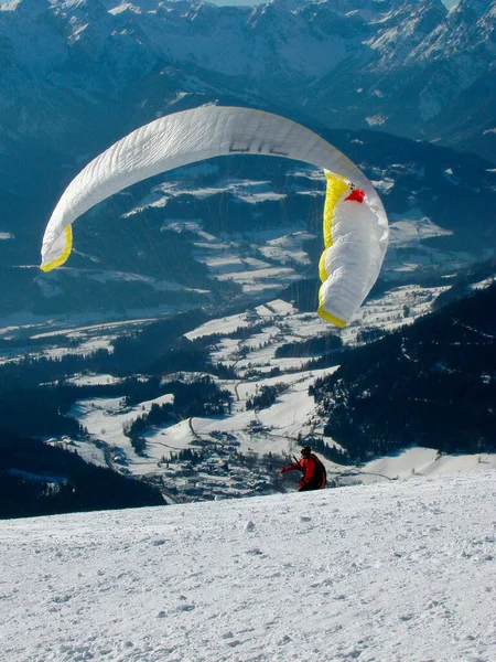 Парапланеризм Альпах Зимой Спорт Открытом Воздухе Горах — стоковое фото