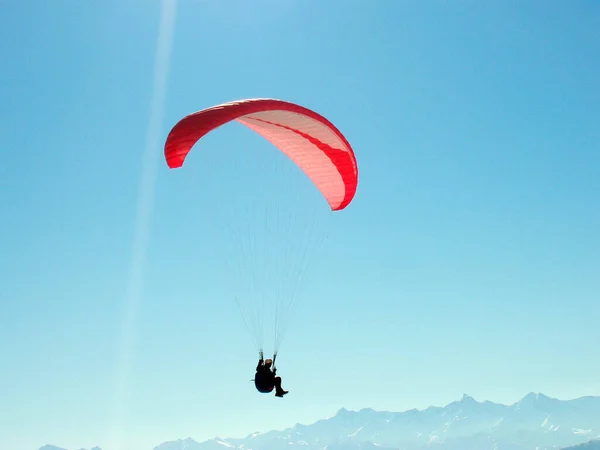 Kışın Alpler Yamaç Paraşütü Dağlarda Açık Hava Sporları — Stok fotoğraf
