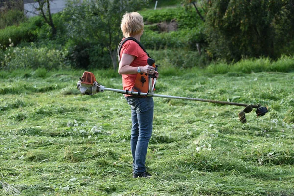 Een Landbouwer Met Een Motorzeis Maait Weide — Stockfoto