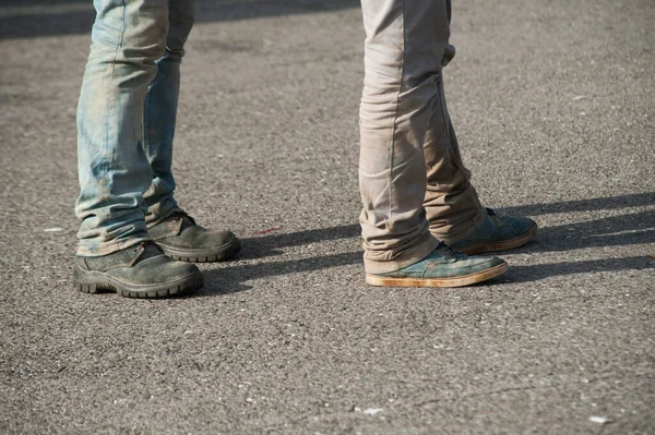 Pernas Sapatos Duas Pessoas Rua — Fotografia de Stock