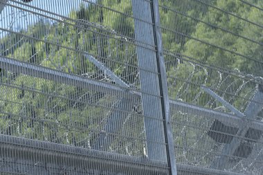 Hapishanede güvenlik önlemi olarak dikenli teller kullanılıyor.