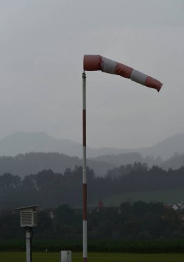 Fırtınalı rüzgarları ve havaalanının yönünü gösteren bir rüzgâr yağmuru.