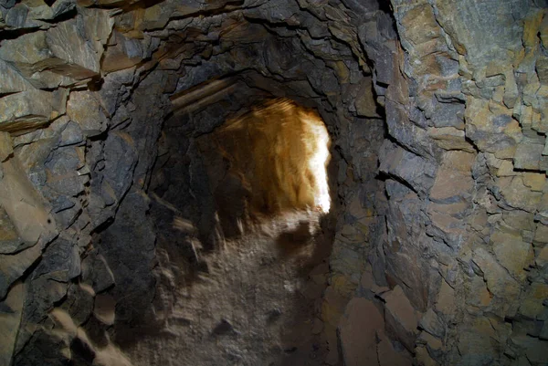 Bir maden galerisine ya da maden tüneline giriş