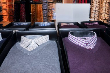 Bir giyim mağazasında gömlekler, tekstil tasarımı ve moda eğilimleri