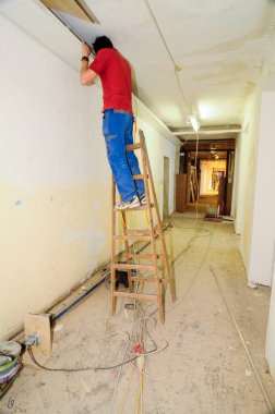 Binalardaki elektrik şebekesi için bir elektrikçinin elektrik kabloları.