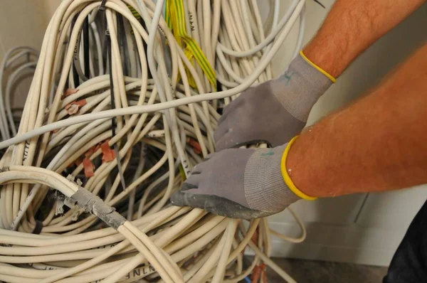 Fiação Elétrica Por Eletricista Para Fornecimento Energia Edifícios — Fotografia de Stock