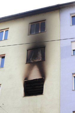 İtfaiye teşkilatının söndürdüğü yangından sonra yanmış bir evin kalıntıları.