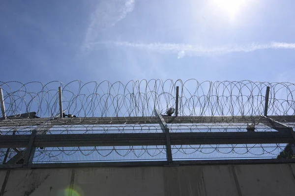 Una Cerca Alambre Púas Como Medida Seguridad Prisión — Foto de Stock