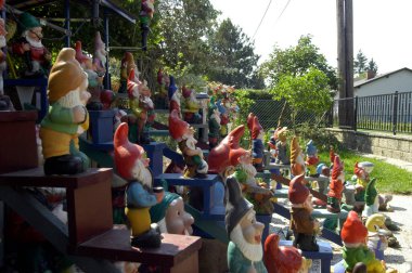 Bahçe cüceleri ya da cüceler bir bahçedeki dekorasyon elementleridir.