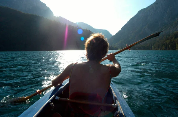 Uma Mulher Barco Dobrável Lago Montanha — Fotografia de Stock