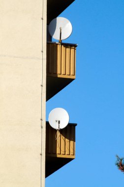 radyo dalgaları almak için parabolik anten ya da uydu anteni