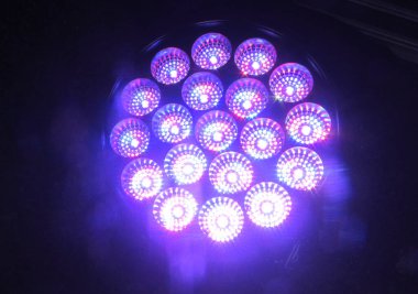 mor renkli halojen farlar, olay teknolojisi alanında ışık tasarımı