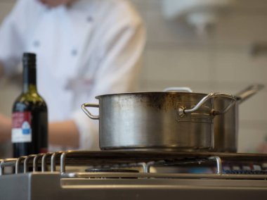 Fırında pişirme kabı, gastronomik bir mutfakta pişirme.