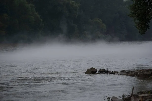 Nebel Herbst Einer Grauen Fluss Und Waldlandschaft — Stockfoto