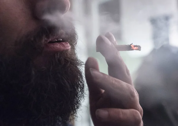 Man Beard Smokes Self Rolled Cigarette — Stock Photo, Image