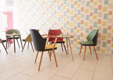 Sandalyeli ve masalı yemek odası, bir dairede yemek yemek.