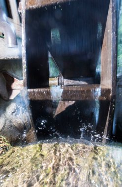 Ağaç değirmeninde su çarkı, su ile çalışan değirmen.