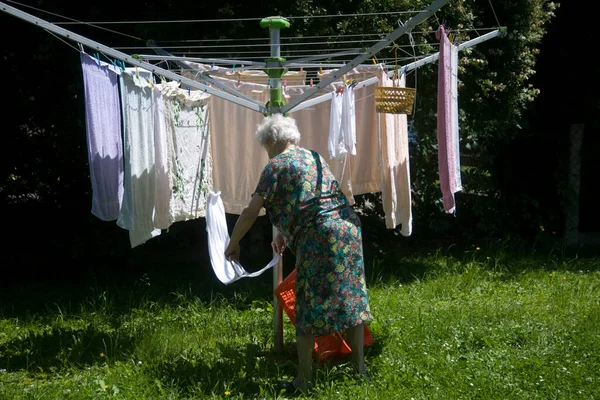 Eine Ältere Frau Die Ihre Haus Und Hausarbeit Verrichtet Und — Stockfoto