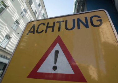 Trafik veya yol işaretinin dikkatine, kırmızı üçgen uyarı uyarısı