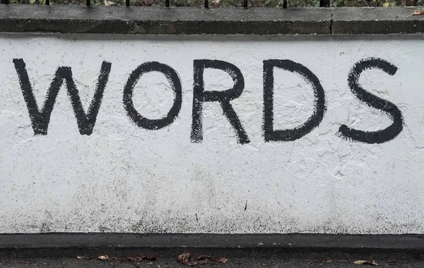 Γράψιμο Της Λέξης Λέξεις Έναν Τοίχο Του Σπιτιού — Φωτογραφία Αρχείου