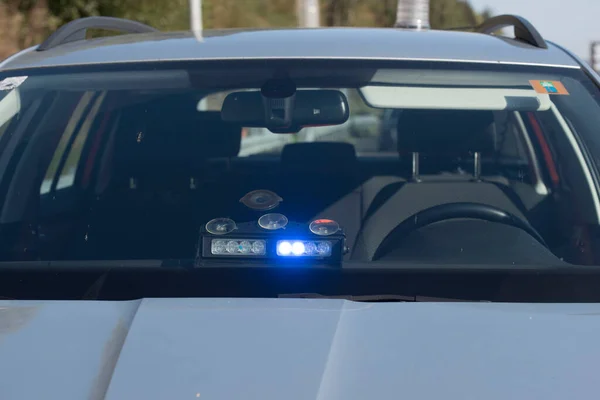 青いライトをつけたマークのない警察車両です — ストック写真