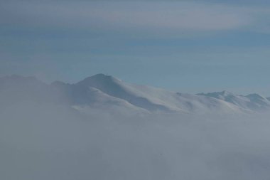 Soğuk bir kış gününde, kış manzarasında dağlar