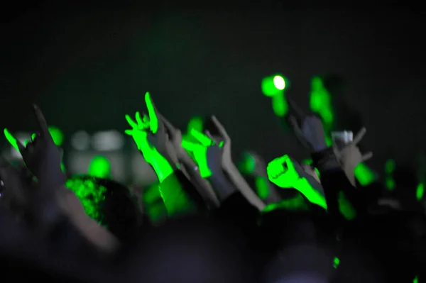 Público Concerto Vivo Aplaudindo Com Mãos — Fotografia de Stock