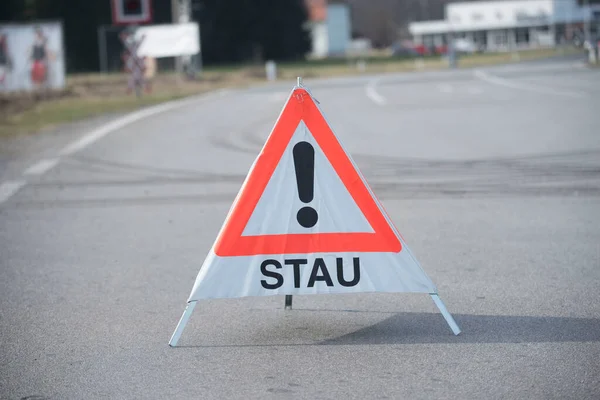 Красный Белый Треугольник Предупреждения Заторов Stau Знак Стоя Дороге — стоковое фото