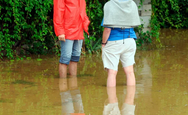 Menschen Nach Heftigen Regenfällen Und Gewittern Ihren Häusern — Stockfoto