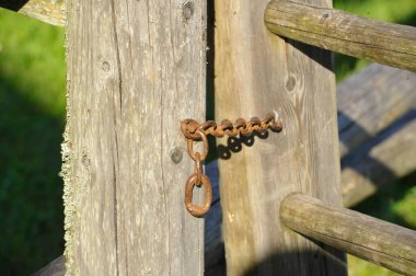 Tahta çit, diğer arazi ve mülkler için bir sınır.