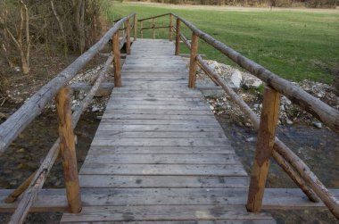 yaya köprüsü ya da yaya geçidi, yaya olarak yürümek için inşaat